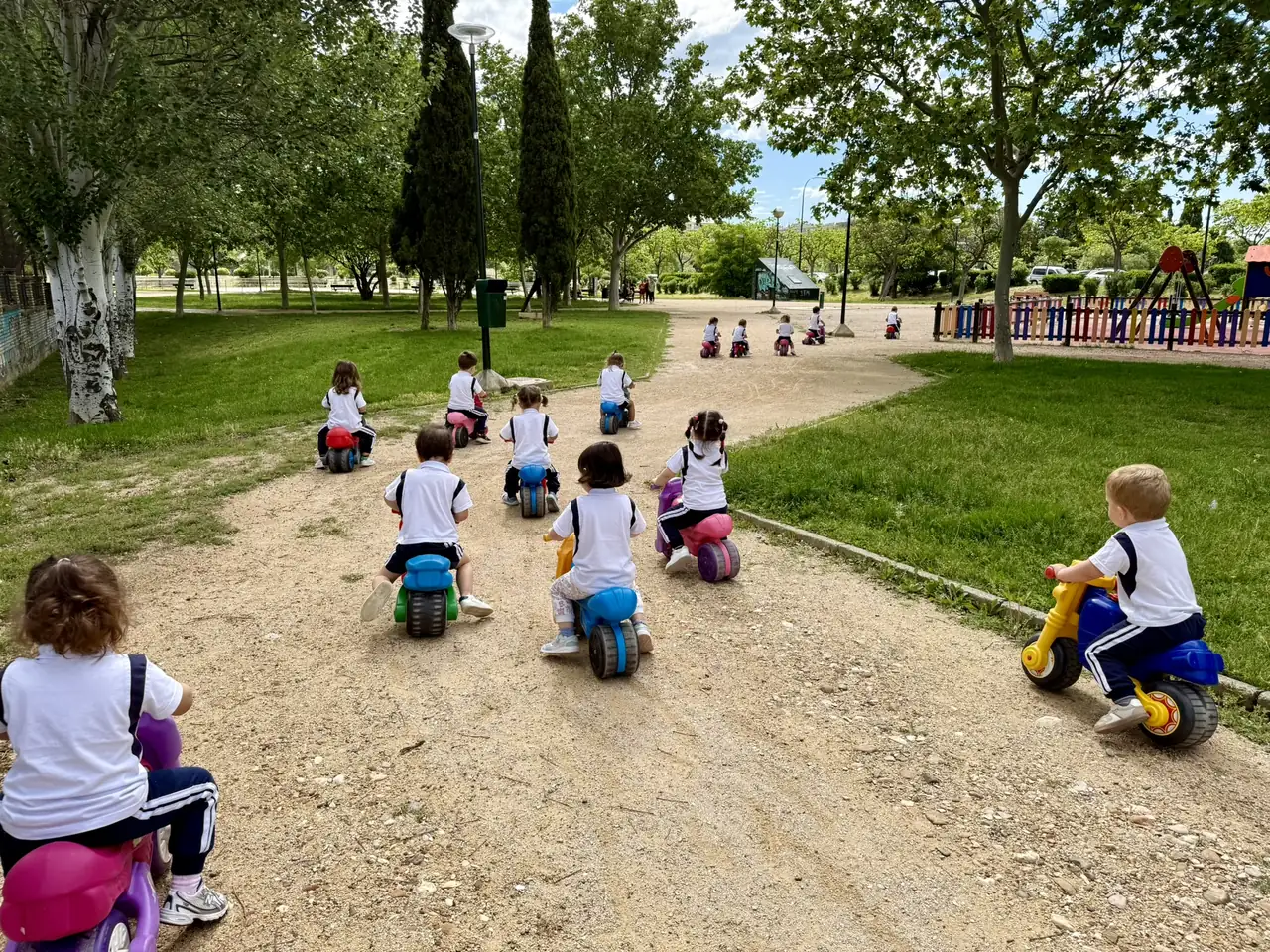 Salida al parque de Guardería Panda: los peques montando en las motos al aire libre