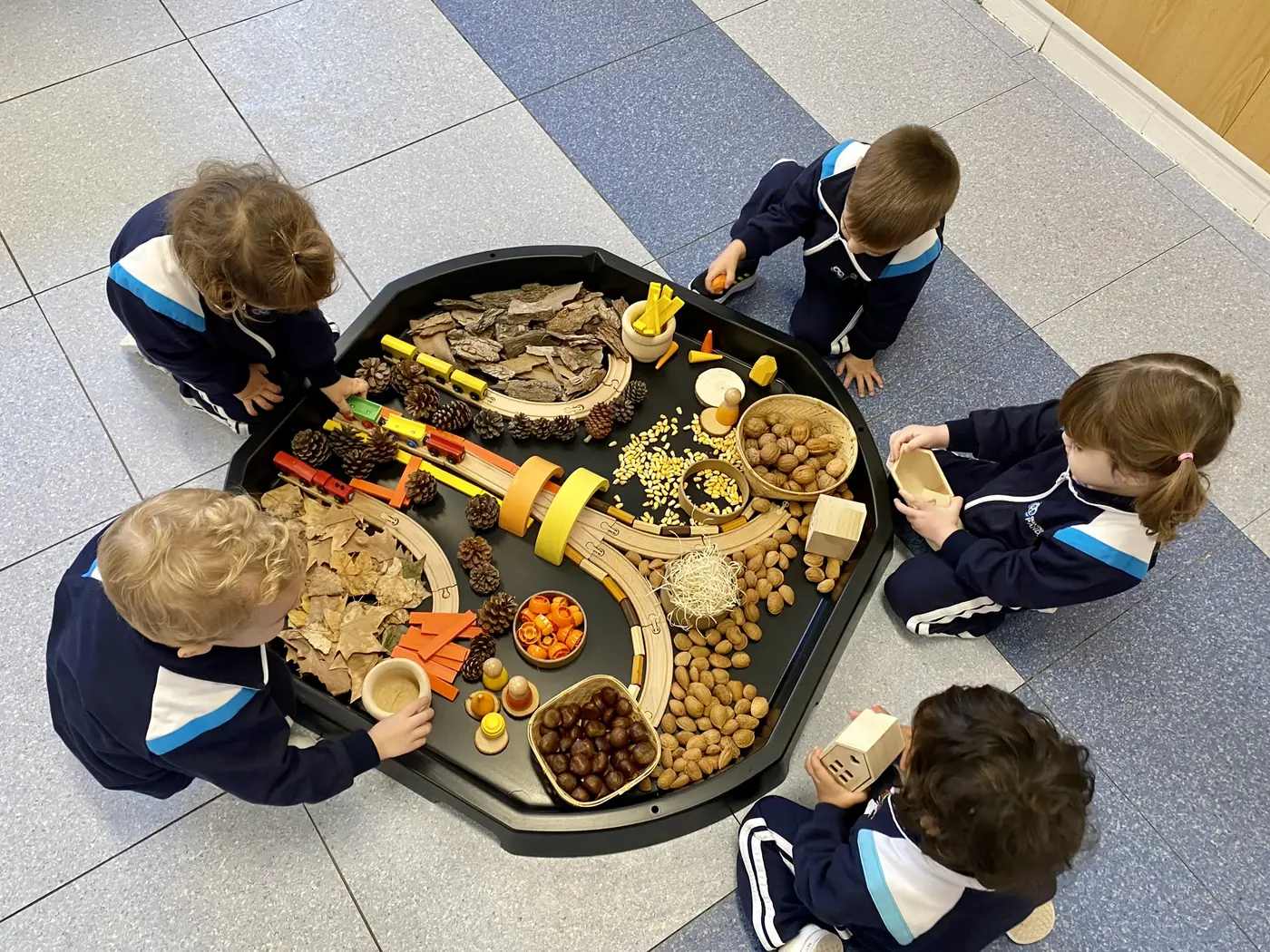Mesa sensorial en Guardería Panda: los peques exploran materiales naturales